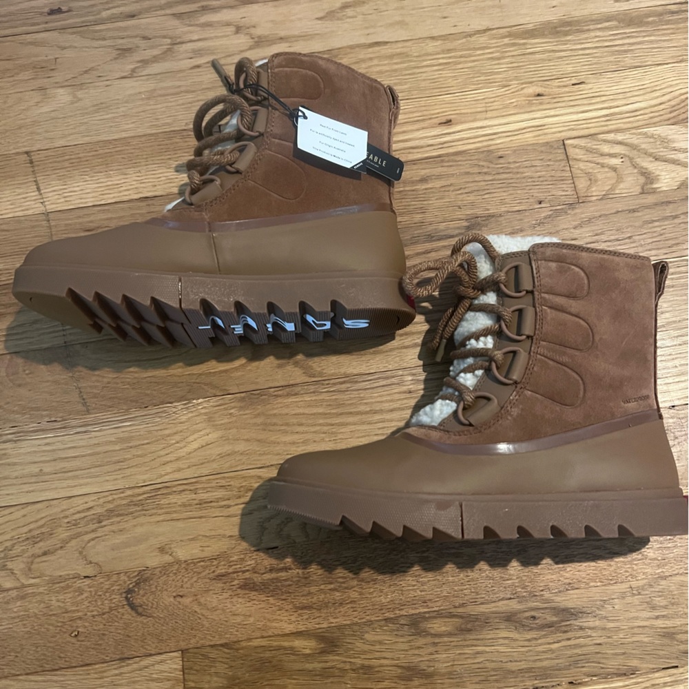 Sorel women’s boots 8.5 never worn. Fur tongue and waterproof/snow proof